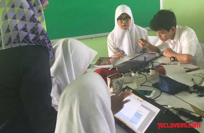 Fujitsu coba education support system di SMAN 74